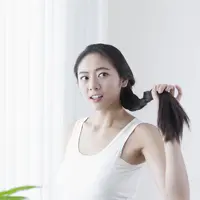 Ilustrasi seorang perempuan sedang merawat rambut. (Imagemore/DepositPhotos.com)