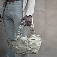Tas tangan Arnold Putra yang dibuat dari lidah buaya dan tulang belakang manusia (Dok.Instagram/@byarnoldputra/https://www.instagram.com/p/BKyjporAq4r/Komarudin)