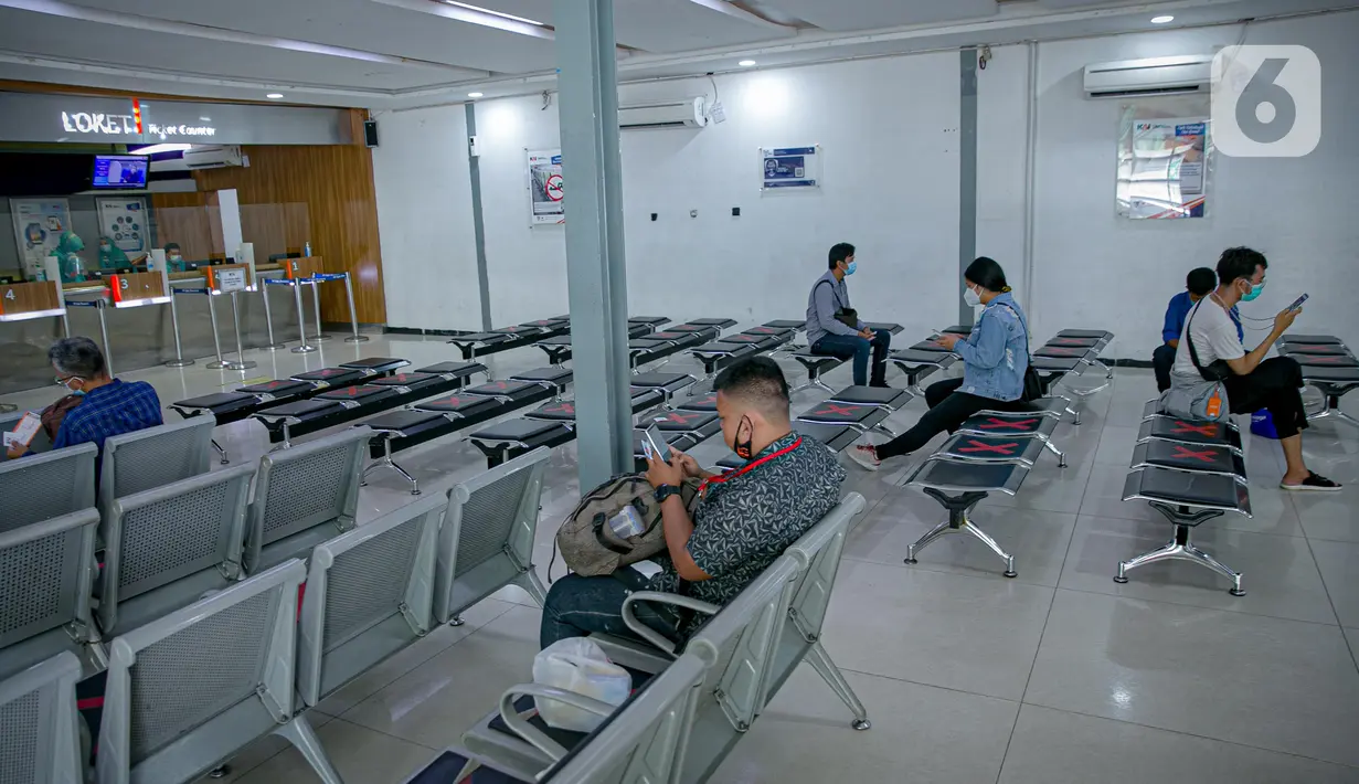 Calon penumpang mengantre untuk melakukan pembatalan perjalanan kereta api di Stasiun Pasar Senen di Jakarta, Senin (22/2/2021). Pada Stasiun Pasar Senen tujuh kereta api akibat perawatan pada sejumlah lintasan rel kereta api yang terendam banjir. (Liputan6.com/Faizal Fanani)