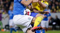 Pemain Italia Marco Parolo (kiri) beradu fisik dengan pemain Swedia Andreas Granqvist saat berebut bola dalam pertandingan Kualifikasi Piala Dunia 2018 di Stadion Friends Arena, Solna (10/11). (AP Photo/Frank Augstein)