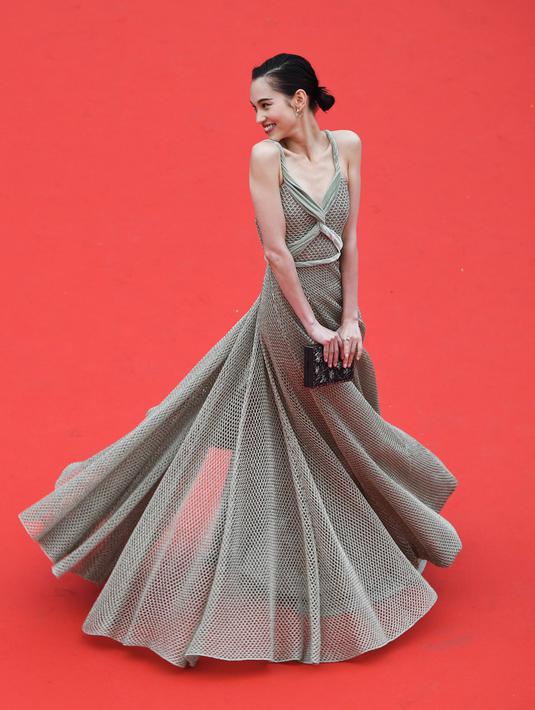 Kiko Mizuhara berpose di karpet merah menghadiri pemutaran film "Yomeddine" selama Festival Film Cannes ke-71 di Prancis (9/5). Kiko 27 tahun merupakan model, aktris AS keturunan Korea yang tinggal di Jepang sejak kecil.  (AFP Photo/Antonin Thuillier)