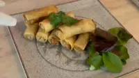 Video Wanita Makan Lumpia Pakai Piring Hermes Tuai Pro Kontra