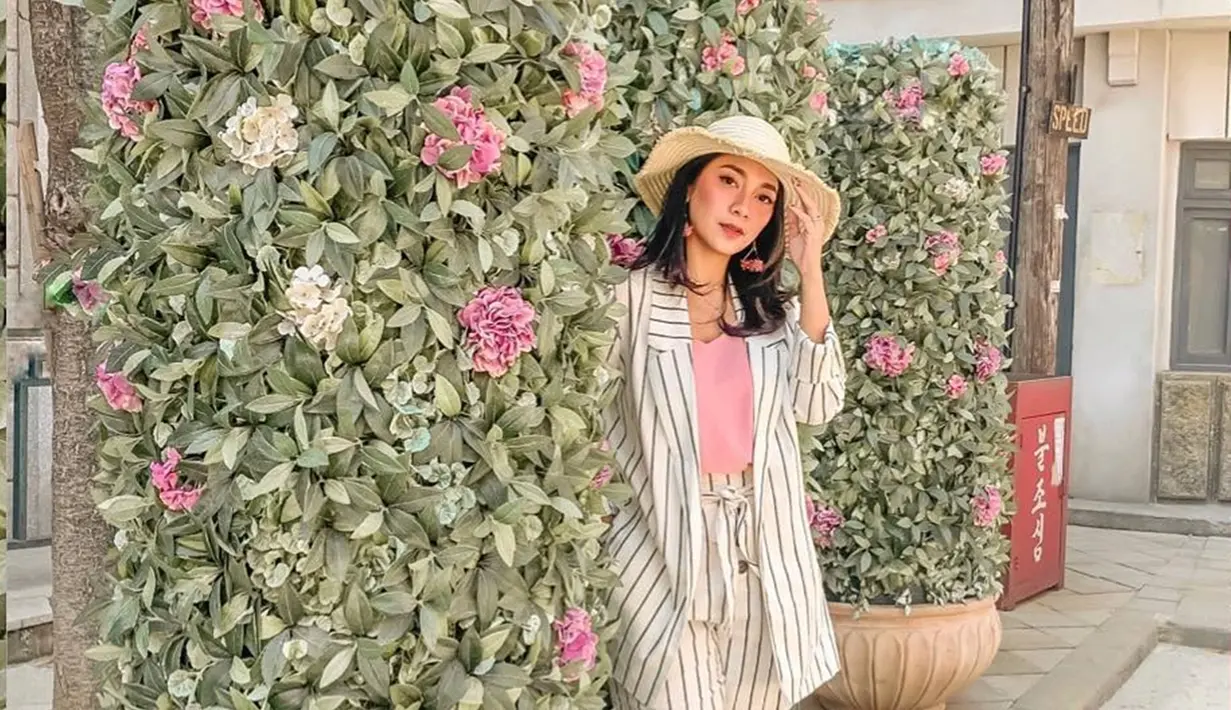 Aktris hits FTV ini memang kerap bergaya trendi dan kekinian. Ia selalu berhasil memadu padankan 
pakaian yang ia kenakan dengan topi yang ia pakai. Perpaduan pas ini membuatnya terlihat memesona. (Liputan6.com/IG/@dindakirana.s)