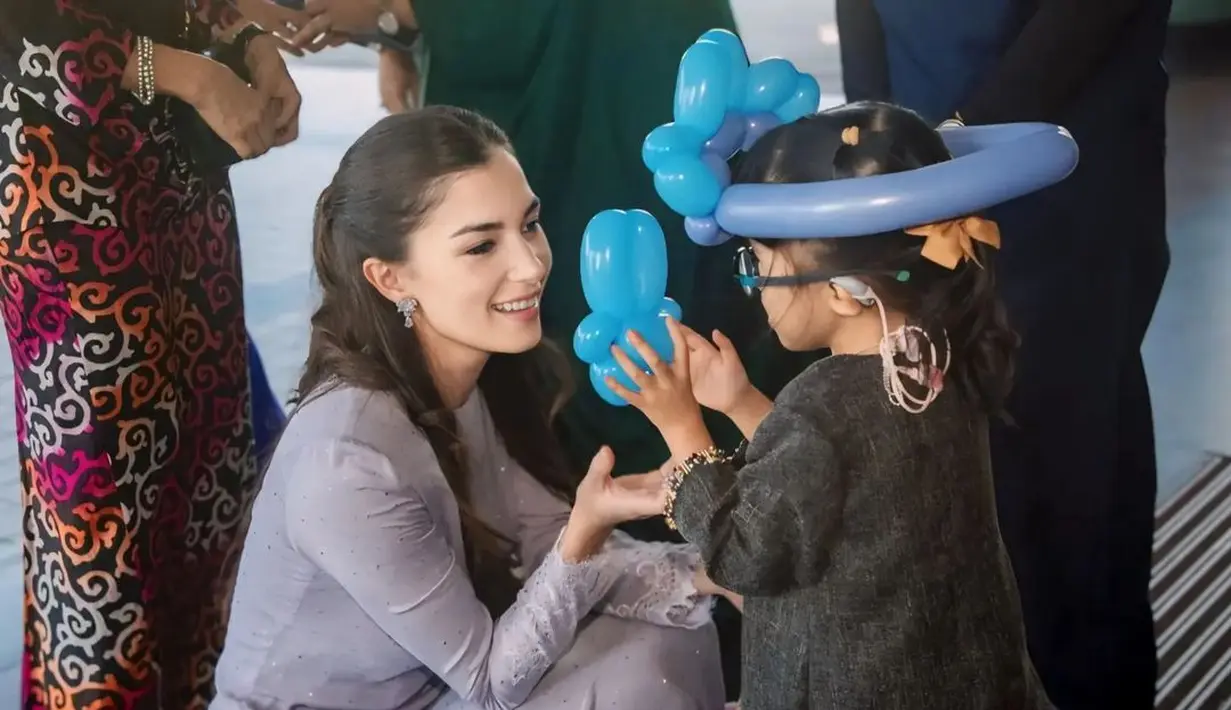 Sejak menjadi istri Pangeran Mateen, penampilan Anisha Rosnah selalu sukses mencuri perhatian dan menuai pujian. Baru-baru ini, Anisha Rosnah tampil elegan saat hadiri sebuah acara. [@tmski]