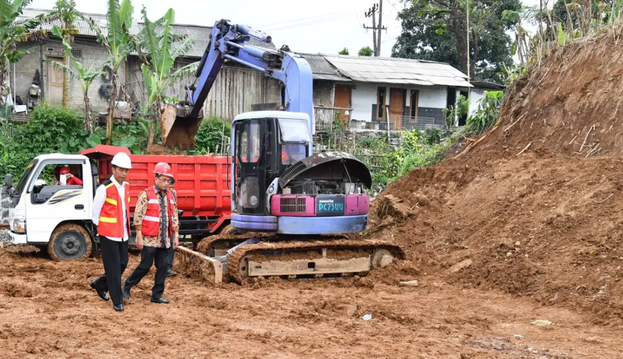 Presiden Jokowi bersama Menhub Budi Karya Sumadi meninjau lokasi Groundbreaking proyek Pembangunan Jalur Ganda Kereta Api Bogor-Sukabumi di Cicurug, Jumat (15/12). Proyek tersebut dilaksanakan secara multiyears dan diharapkan selesai 2020. (dok. Setpres)