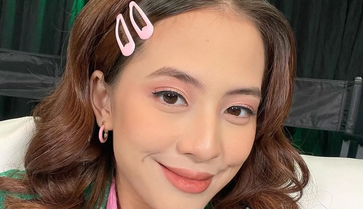 Memberi fokus pada makeup mata, kali ini eyeshadow pink dipertegas eyeliner hitam. [@zaraadhsty]