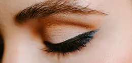 Ilustrasi eyeliner dan mascara yang waterproof. (Foto: Unsplash/Taylor Heery)