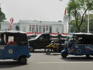 Bajaj dan sejumlah kendaraan bermotor melintas di depan Istana Kepresidenan, Jakarta, Rabu (20/7). Sudinhubtrans Jakarta Pusat segera menerapkan larangan bajaj melintas di Jalan Medan Merdeka Barat dan Medan Merdeka Utara. (Liputan6.com/Gempur M Surya)