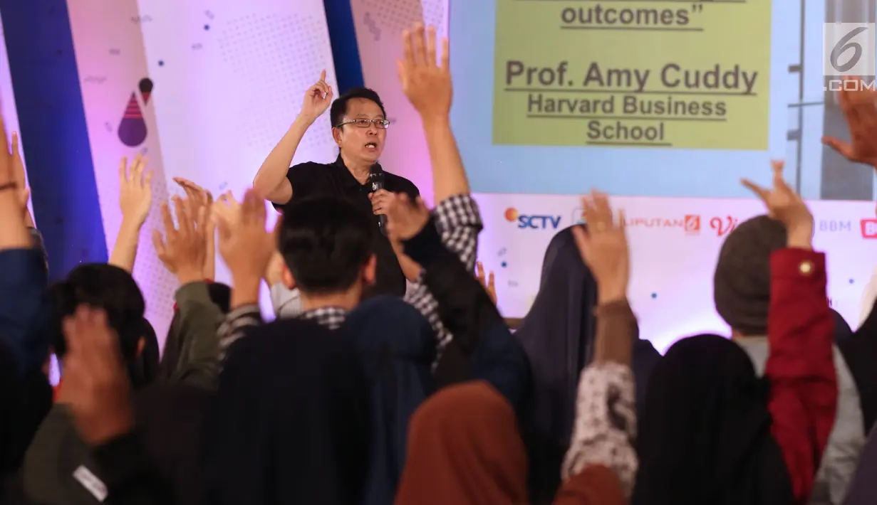Motivator, Tung Desem Waringin berinteraksi dengan peserta EGTC 2018 Bandung di Graha Sanusi Hardjadinata, Universitas Padjajdaran, Bandung, Kamis (6/12). Tung Desem Waringin memberi motivasi percaya diri. (Liputan6.com/Helmi Fithriansyah)