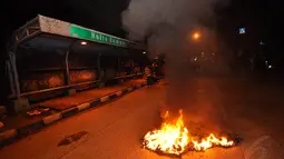 Dengan membakar ban, para mahasiswa berorasi menyampaikan protes atas kebijakan pemerintahan Presiden Jokowi menaikkan harga BBM, Jakarta, Selasa (18/11/2014) (Liputan6.com/Miftahul Hayat)