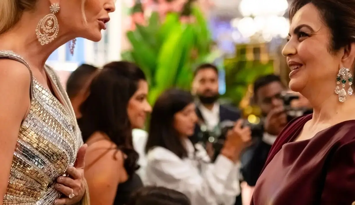 Penampilan stunning Nita Ambani dibalut gaun custom rancangan Schiaparelli. Nita kembali memilih perhiasan dari zamrud hijau untuk menyempurnakan penampilannya secara keseluruhannya. Kali ini, Nita tampak mengenakan anting berlian dan zamrud, gelang dari batu zamrud hijau, ditambah cincin berlian super besar yang melingkar di jarinya. [Foto: Instagram/cnbctv18india]