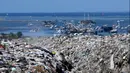Tumpukan sampah terlihat di Tempat Pembuangan Akhir (TPA) Suwung berlatar belakang salah satu lokasi wisata di Denpasar, Bali, pada Jumat 17 April 2026. Mulai Jumat 17 April 2026, sampah organik kembali diizinkan masuk Tempat Pembuangan Akhir (TPA) Suwung, Denpasar, Bali, setelah sebelumnya dilarang. (SONNY TUMBELAKA/AFP)