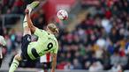 Pemain Manchester City, Erling Haaland, mencetak gol melalui tendangan salto ke gawang Southampton pada laga Liga Inggris di Stadion St Mary's, Sabtu (27/5/2023). (AFP/Adrian Dennis)