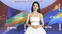Raih penghargaan Popularity Awards dan Best Actress Baeksang Arts Awards 2022, Kim Tae Ri tampil begitu menawan dalam balutan Brandon Maxwell Dress Spring 2020 Collection. (Instagram/kimtaerionly).