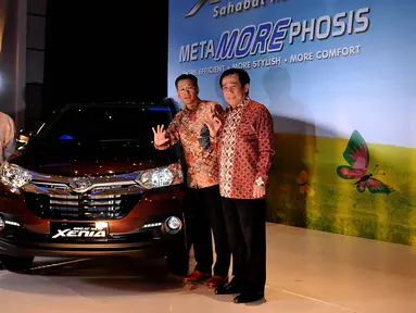 (Ki-ka) Presdir ADM, Sudirman MR, Senior Executive Director ADM, T.Itagaki, dan Chief Executive PT. Ai-DSO Djony Bunarto Tjondro berfoto bersama Mobil Great New Xenia di acara Launching mobil tersebut, Jakarta, Rabu (12/8/2015).(Liputan6.com/Johan Tallo)