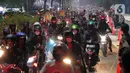 Antrean pemudik motor saat melintas di posko penyekatan mudik di Kedungwaringin, Kabupaten Bekasi, Jawa Barat, Selasa (11/5/2021) dini hari. Polisi kembali memberlakukan diskresi terhadap pemudik motor karena jumlahnya tidak terbendung. (Liputan6.com/Herman Zakharia)