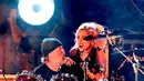 Lady Gaga dan Drumer Metallica Lars Ulrich saat berkolaborasi di Grammy Awards ke-59, Los Angeles (12/2). Metallica dan Lady Gaga membawakan lagu Moth Into Flame dari album terbaru, Hardwired To Self Destruct. (Kevin Winter/Getty Images for NARAS/AFP)