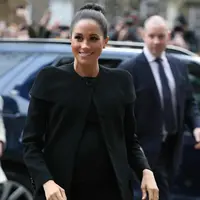 Meghan Markle mengunjungi Association of Commonwealth Universities (ACU) di London, Kamis (31/1). Tak lagi mengurai rambutnya ala messy hair seperti biasa, Meghan memilih menata rambutnya dengan model top-knot alias ballerina bun. (Yui Mok/Pool via AP)