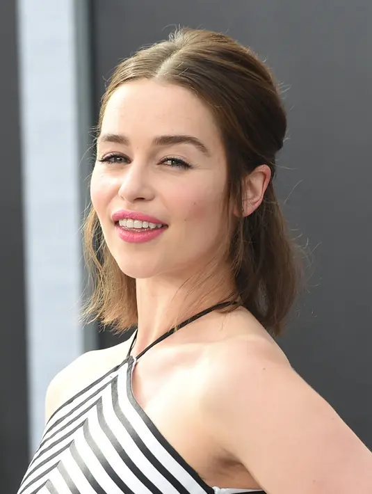 Emilia Clark kini berusia 28 tahun namun penampilannya terlihat seperti gadis belia berkat kulit sebersih porselen ditambah wajah awet muda (baby face) yang dimilikinya. (AFP/Bintang.com)