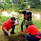Ketua DPP PDIP Ahmad Basarah turut menyemarakkan kegiatan menanam pohon dan bersih-bersih sungai. (Liputan6.com/Fachrur Rozie)