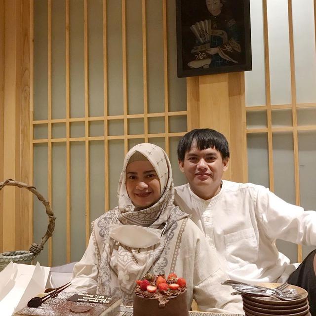 6 Potret Ikke Nurjanah Awet Muda di Usia 48 Tahun, Rayakan Ultah Bareng Suami