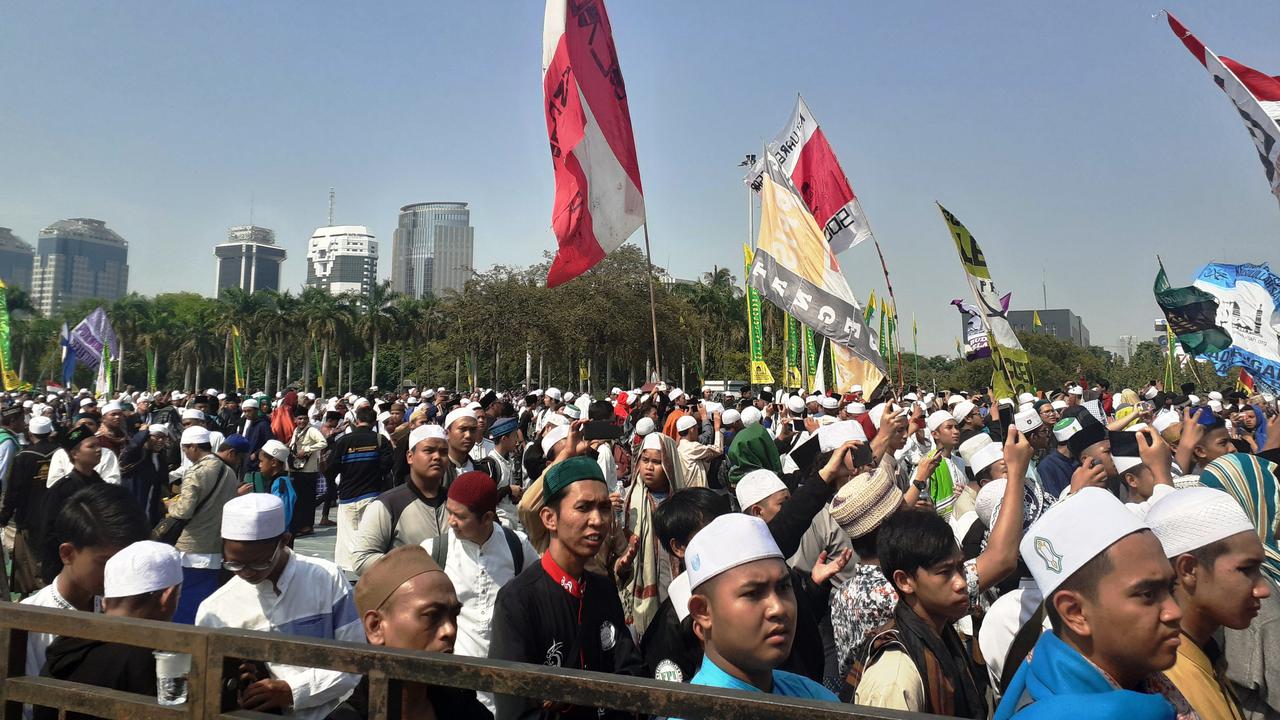 Majelis Rasulullah SAW memperingati hari kelahiran Nabi Muhammad di Monas. (Merdeka.com/Tri Yuniwati Lestari)