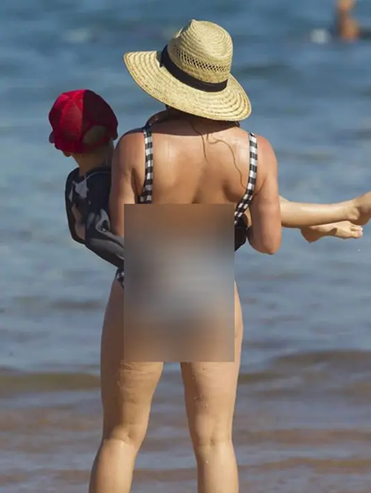 Dalam foto yang diunggah Hilary Duff saat berlibur dengan Luca memanng memperlihatkan bentuk tubuhnya yang kini tak ramping lagi.  (Instagram/Hilaryduff)