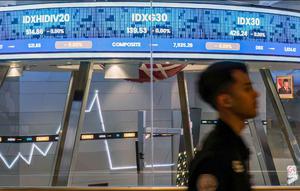 Layar monitor menunjukkan pergerakan pasar saham di lantai Bursa Efek Indonesia menjelang aktivitas perdagangan, Jakarta pada Senin 9 Februari 2026. Indeks Harga Saham Gabungan (IHSG) balik ke level 8.000 pada penutupan perdagangan, Senin (9/2/2026). (BAY ISMOYO/AFP)