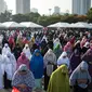 Sejumlah umat muslim melakukan salat Idul Fitri di Grandstand Quirino di Manila, Filipina (25/6). (AFP Photo/Noel Celis)