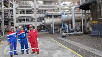 Direktur Pengolahan PT. Pertamina (Persero) Rachmad Hardadi (kiri) berbincang dengan GM PT. Pertamina (Persero) RU VI Balongan Yulian Dekri (tengah) disela inspeksi operasi RU VI Balongan di Indramayu, Jawa Barat, Kamis (14/1). (Liputan6.com/Helmi Afandi)