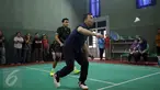 Menpora Imam Nahrawi (depan) berusaha mengembalikan kok saat bermain bulutangkis bersama para olimpian di Jakarta, Jumat (30/12). Menpora menghabiskan akhir tahun 2016 bersama para legenda bulutangkis Indonesia. (Liputan6.com/Helmi Fithriansyah)
