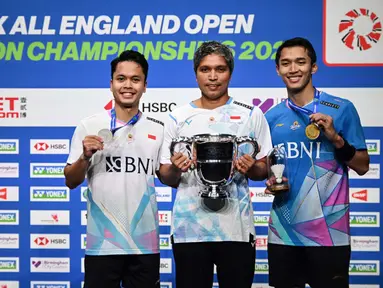 Peraih medali emas, Jonatan Christie (kanan) berpose bersama Anthony Sinisuka Ginting dan pelatih Irwansyah usai laga Final Tunggal Putra Kejuaraan Bulutangkis Terbuka All England di Utilita Arena, Birmingham, Inggris, pada 17 Maret 2024. (JUSTIN TALLIS/AFP)