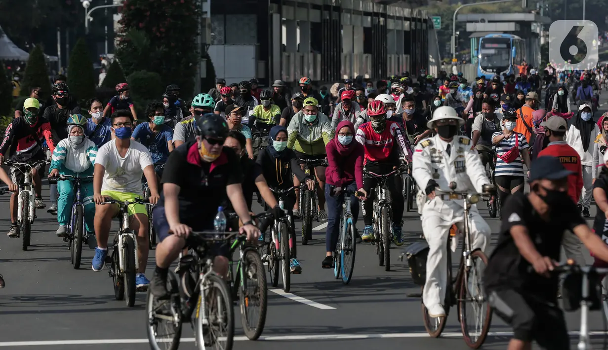 Suasana aktivitas warga di area Car Free Day (CFD) kawasan MH Thamrin, Jakarta, Minggu (21/6/2020). Hari ini adalah kali pertama digelarnya CFD Jakarta di sepanjang Jalan Sudirman - Thmarin saat Pembatasan Sosial Berskala Besar (PSBB) Masa Transisi. (Liputan6.com/Johan Tallo)