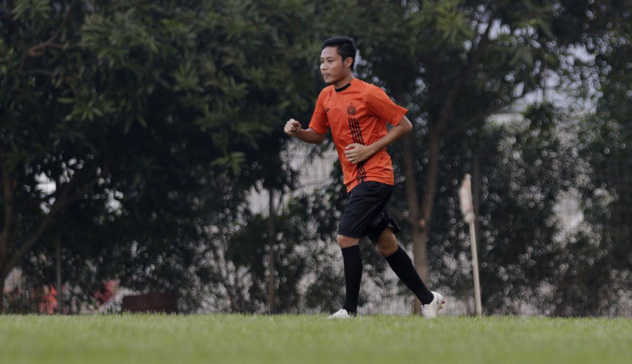 Pemain Persija Jakarta, Evan Dimas, melakukan latihan di Lapangan Sutasoma, Jakarta, Rabu(28/1/2020). Gelandang Timnas Indonesia ini menjalani latihan terpisah karena masih pemulihan cedera. (Bola.com/M Iqbal Ichsan)