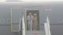 Pangeran Charles dan istrinya, Camilla bersiap turun dari sebuah pesawat yang terselimuti kabut asap setibanya di New Delhi, India, Rabu (8/11). Pasangan dari Kerajaan Inggris itu akan berada di negara Anak Benua selama dua hari. (AP Photo/Manish Swarup)