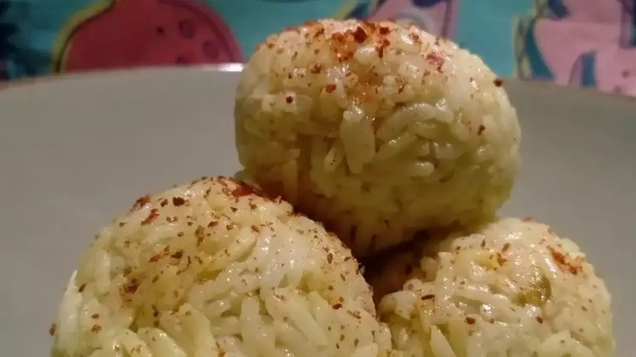 Resep onigiri tuna mayo pedas, menu bekal yang simpel dan nikmat. (dok. Cookpad @pandalicious)