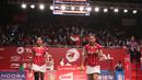 Ekspresi Nitya Krishinda Maheswari (kiri) dan Greysia Polii setelah meraih angka. (Bola.com/Arief Bagus)