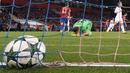 Kiper CSKA Moscow, Igor Akinfeev tertunduk lemas karena tak mampu menahan bola sepakan pemain Spurs, Son  pada lanjutan Liga Champions grup E di CSKA Stadium, Rabu (28/9/2016) dini hari WIB. (AP/Ivan Sekretarev)