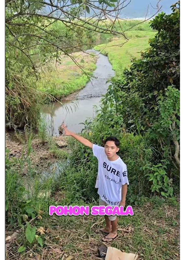 8 Potret Kegiatan Betrand Peto di Kampung Halaman NTT, Mancing hingga Main Bola