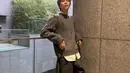 Gaya OOTD kasual Johnny satu ini juga bisa dijadikan sebagai inspirasi. Meski memakai kemeja dan celana kain, namun sweater yang digunakan menampilkan kesan santai. (Liputan6.com/IG/@johnnyjsuh)