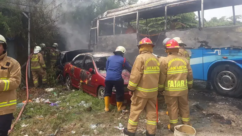 bus Transjabodetabek dan satu mini bus berwarna merah yang terparkir di jalan Kuningan Barat, Mampang Prapatan, Jakarta Selatan terbakar pada siang hari ini.