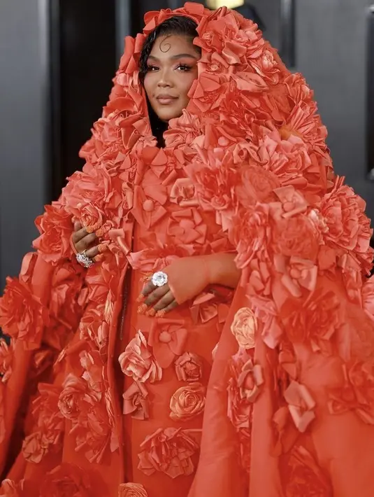 <p>Lizzo tampil dibalut dengan ornamen bunga-bunga warna orange. Gaun tersebut hasil karya Dolce Gabbana. @lizzobeeating</p>