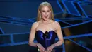 Aktris Nicole Kidman membacakan nominator untuk kategori Best Original Screenplay dalam Piala Oscar 2018 di California, Amerika Serikat, Minggu (4/3). Artis yang telah menginjak usia 50 tahun itu tampil cantik dengan balutan gaun biru. (Mark Ralston/AFP)