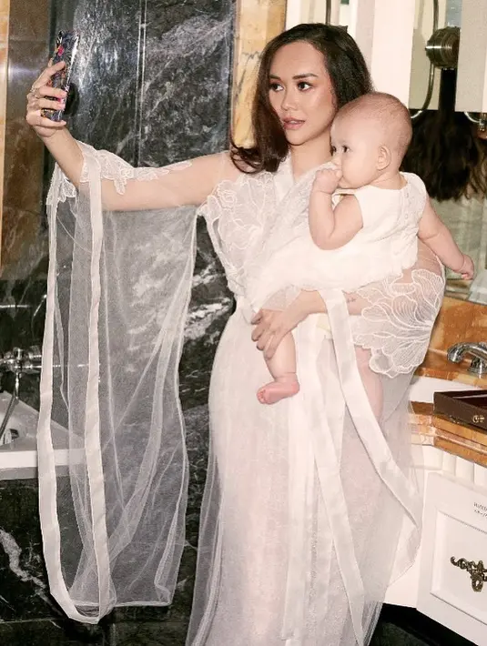 Sejak melahirkan buah hati, Aura juga lebih menyadari pentingnya kebersihan. Dimulai saat ada teman atau keluarga yang datang melihat bayinya tanpa cuci tangan lebih dulu. Sejak itu Aura Kasih pun lebih peduli dengan kebersihan. (Instagram/aurakasih)