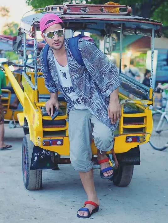 Untuk meningkatkan minat warga sekitar untuk melestarikan sekolah itu, ia pun terfikir untuk berbuat sesuatu. Salah satunya dengan memberikan sumbangan agar sekolah itu bisa lebih diminati oleh masyarakat. (Foto: instagram.com/ammarzoni)