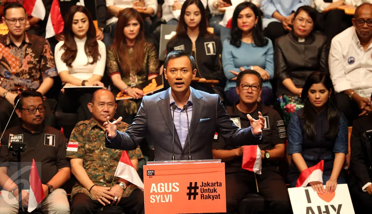 Cagub DKI Agus Harimurti Yudhoyono saat menyampaikan pidato politik di Jakarta, Minggu (27/11). Dalam pidato politiknya Agus memaparkan kondisi perekonomian di Jakarta. (Liputan6.com/Johan Tallo)