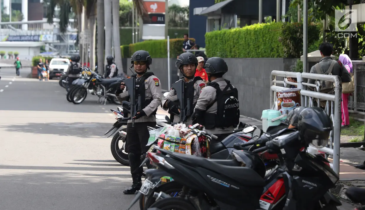 Pasukan bermotor Brimob bersiaga di sekitar Hotel Mandarin Oriental, Jakarta, Minggu (2/7). Sebanyak 410 personel gabungan Polri dan TNI disiapkan untuk mengamankan perjalanan Barack Obama menuju Bandara Halim Perdanakusuma. (Liputan6.com/Angga Yuniar)