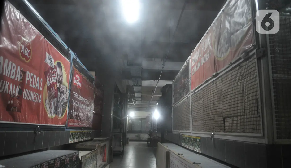 Suasana Pasar Cisalak yang ditutup sementara di Depok, Minggu (31/5/2020). Gugus Tugas Percepatan Penanganan Covid-19 Kota Depok menutup sementara Pasar Cisalak mulai 30 Mei hingga 1 Juni setelah empat orang pedagang dinyatakan positif Covid-19 berdasarkan hasil tes swab. (merdeka.com/Iqbal Nugroho)