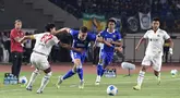 Pemain anyar Persib Bandung, Luka Menalo (9), berusaha melewati kawalan pemain Arema FC pada laga Grup A Piala Presiden 2026 di Stadion Si Jalak Harupat, Soreang, Kabupaten Bandung, Sabtu (25/7/2026) malam. Persib mengawali turnamen dengan kemenangan 1-0 berkat gol Uilliam Barros pada menit ke-23 dan selanjutnya akan menghadapi DPMM FC Brunei Darussalam. (Bola.com/Erwin Snaz)