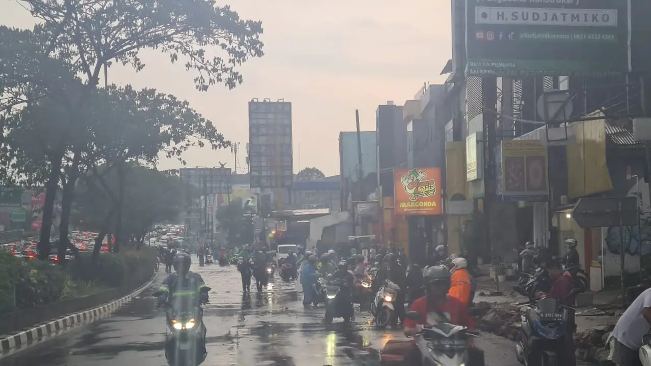 Genangan air terjadi di Jalan Raya Margonda usai hujan deras yang terjadi tadi sore, Sabtu (15/10/2022)